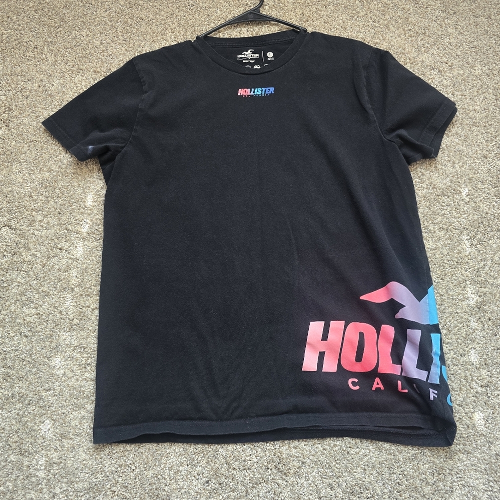 Hollister Mens Size Large Black Tee with Vibrant Logo